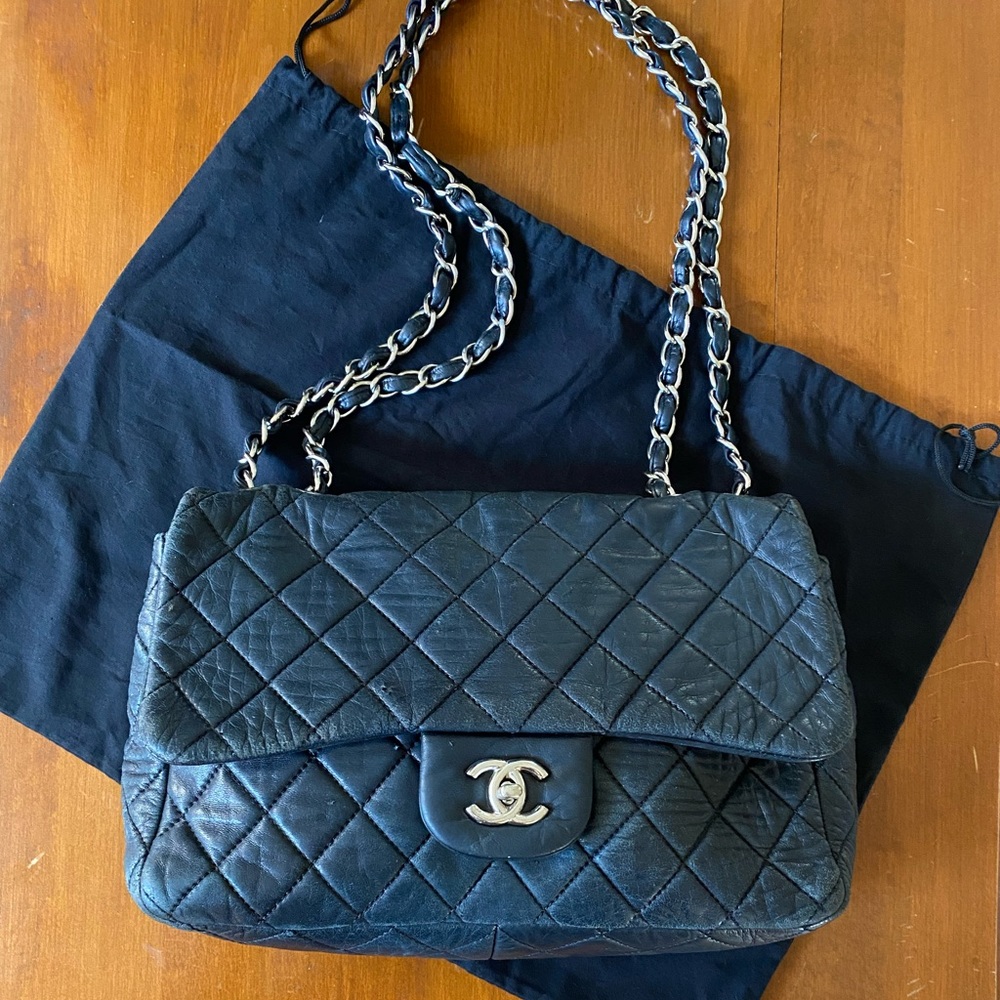 CHANEL Black Quilted Leather Shoulder Bag with Silver Chain